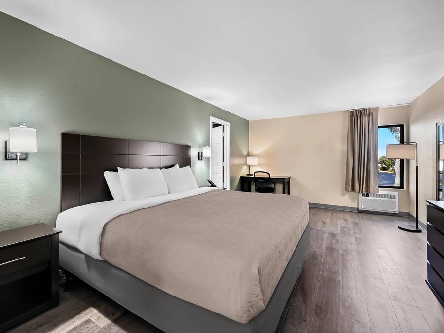 1 King Bed Suite w/ Efficiency Non Smoking