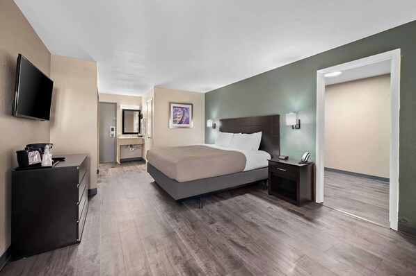 1 King Bed Suite w/ Efficiency Non Smoking | Ropa de cama de alta calidad, edredón y escritorio