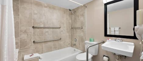 Un baño moderno con bañera, inodoro y lavamanos.