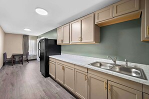 1 King Bed Suite w/ Efficiency Non Smoking | 1 bedroom, premium bedding, down comforters, desk