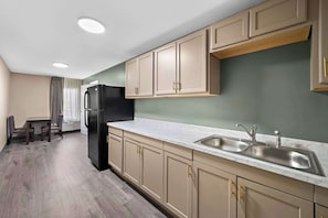 1 King Bed Suite w/ Efficiency Non Smoking | Premium bedding, down comforters, desk, laptop workspace