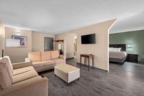 1 King Bed Studio w/ Sofa-Bed Non Smoking | Premium bedding, down comforters, desk, laptop workspace - Quality Inn Fort Myers Cape Coral (Fort Myers)