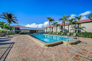 Outdoor pool, pool umbrellas, sun loungers - Quality Inn Fort Myers Cape Coral (Fort Myers)