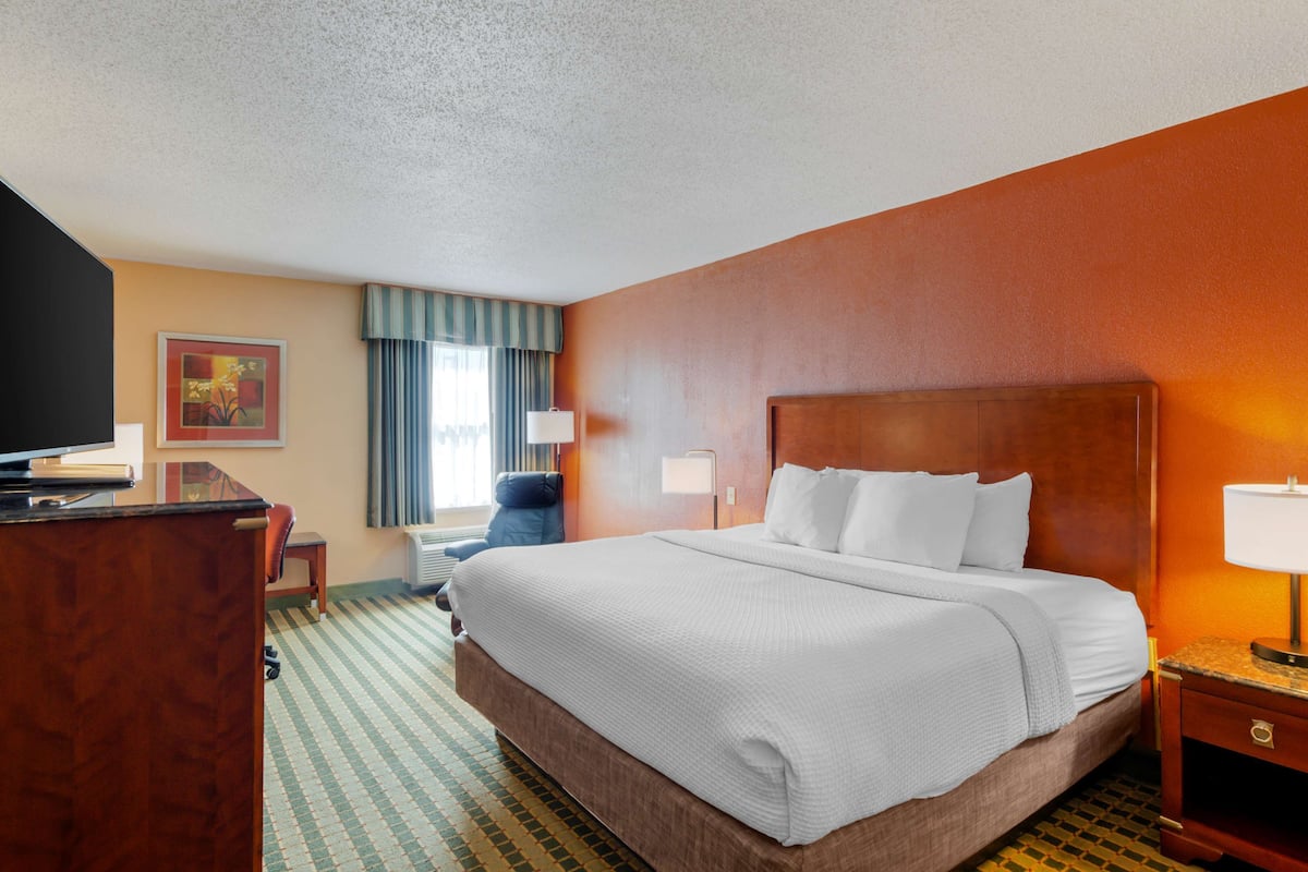 In-room safe, desk, laptop workspace, blackout drapes