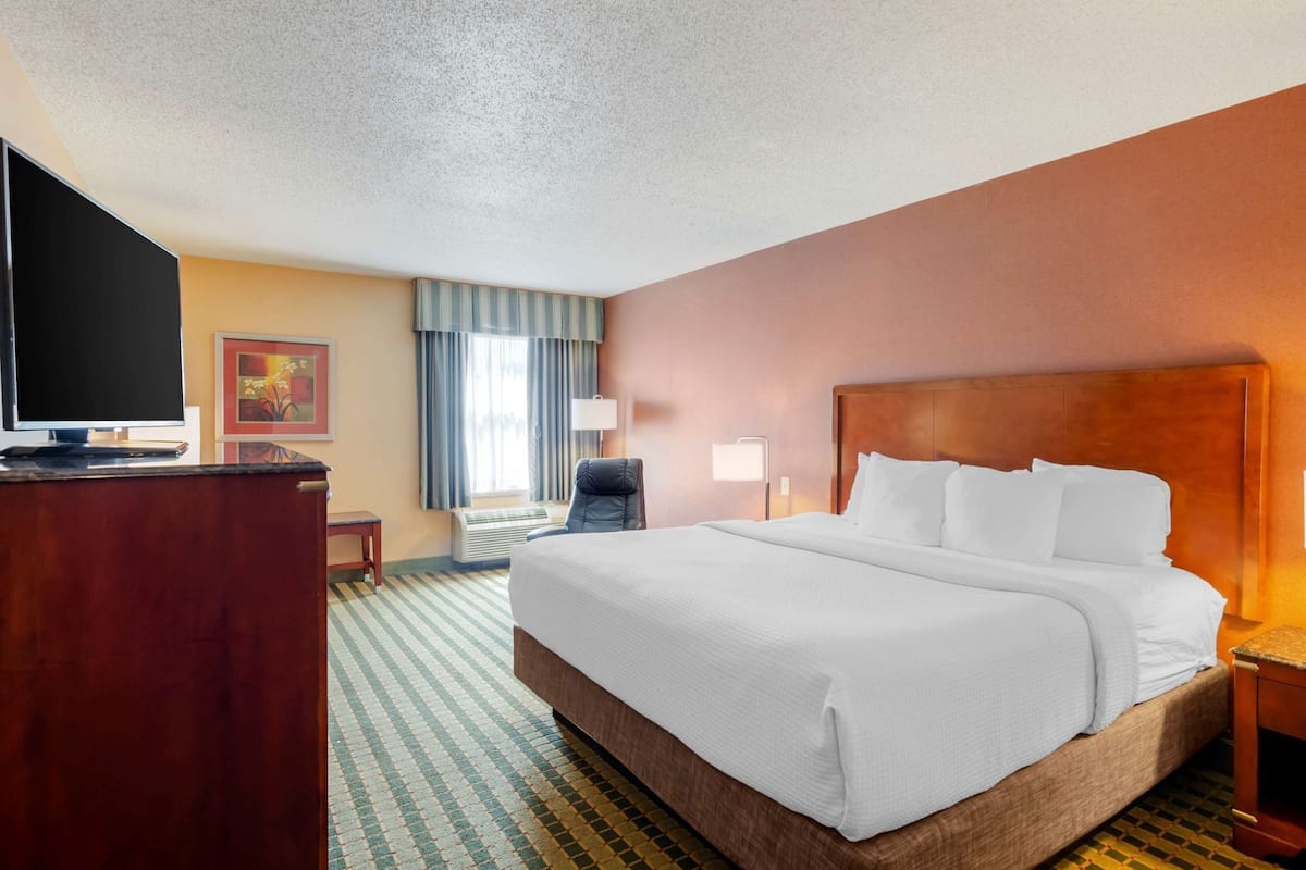 In-room safe, desk, laptop workspace, blackout drapes