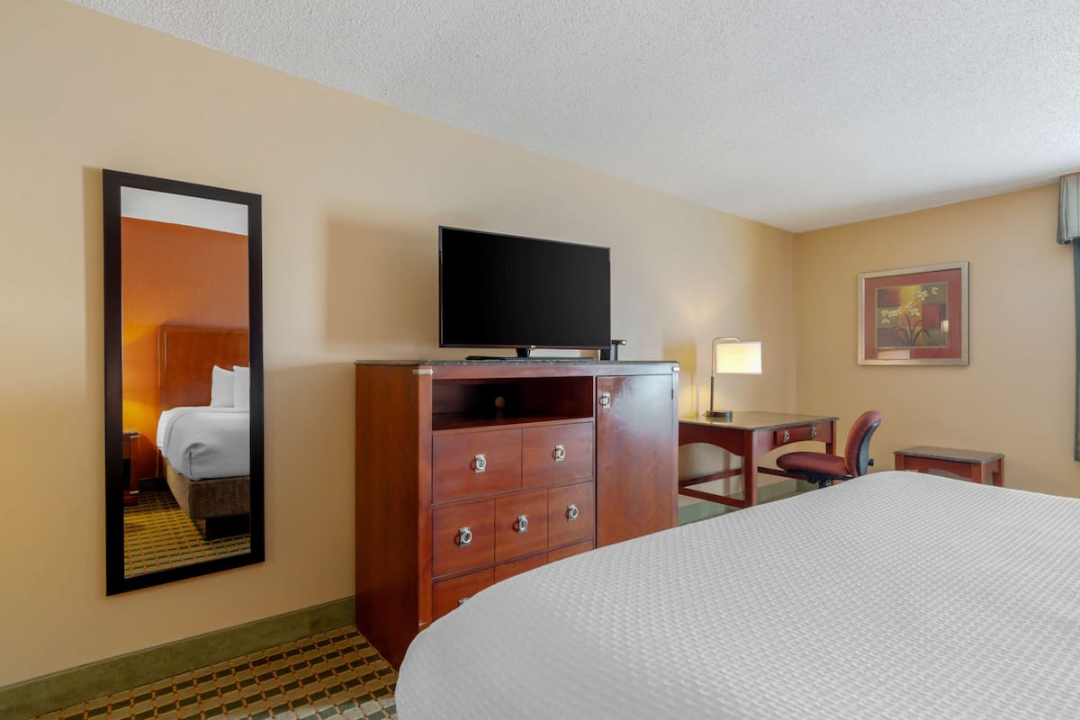 Caja de seguridad en la habitación y escritorio