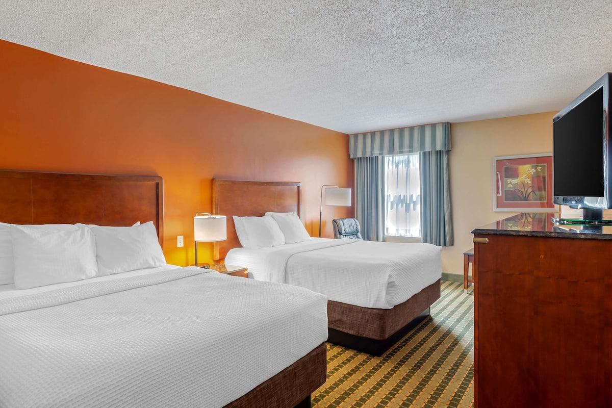 In-room safe, desk, laptop workspace, blackout curtains