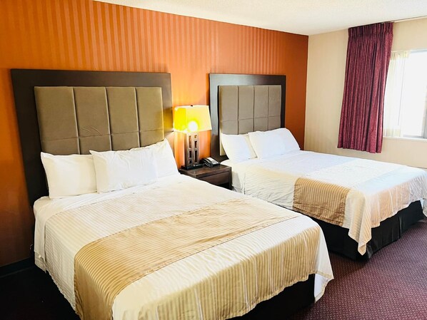 Desk, free WiFi, bed sheets - Super 8 by Wyndham Fort Scott (Fort Scott)