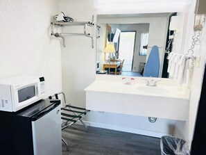 Desk, free WiFi, bed sheets - Super 8 by Wyndham Fort Scott (Fort Scott)