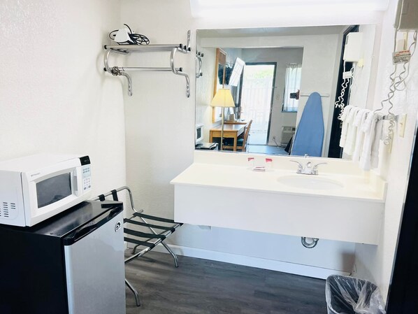 Skrivebord, wi-fi (inkludert) og sengetøy