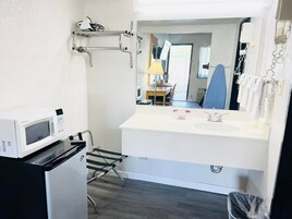 办公桌、免费 WiFi、床单