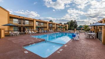 En säsongsöppen utomhuspool