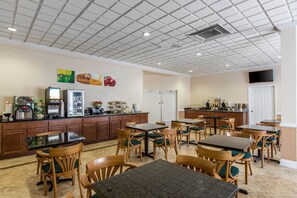 Café da manhã com buffet grátis durante a semana