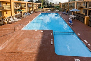 Piscine extérieure en saison