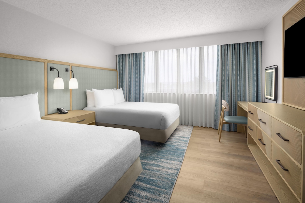 Premium bedding, in-room safe, desk, iron/ironing board