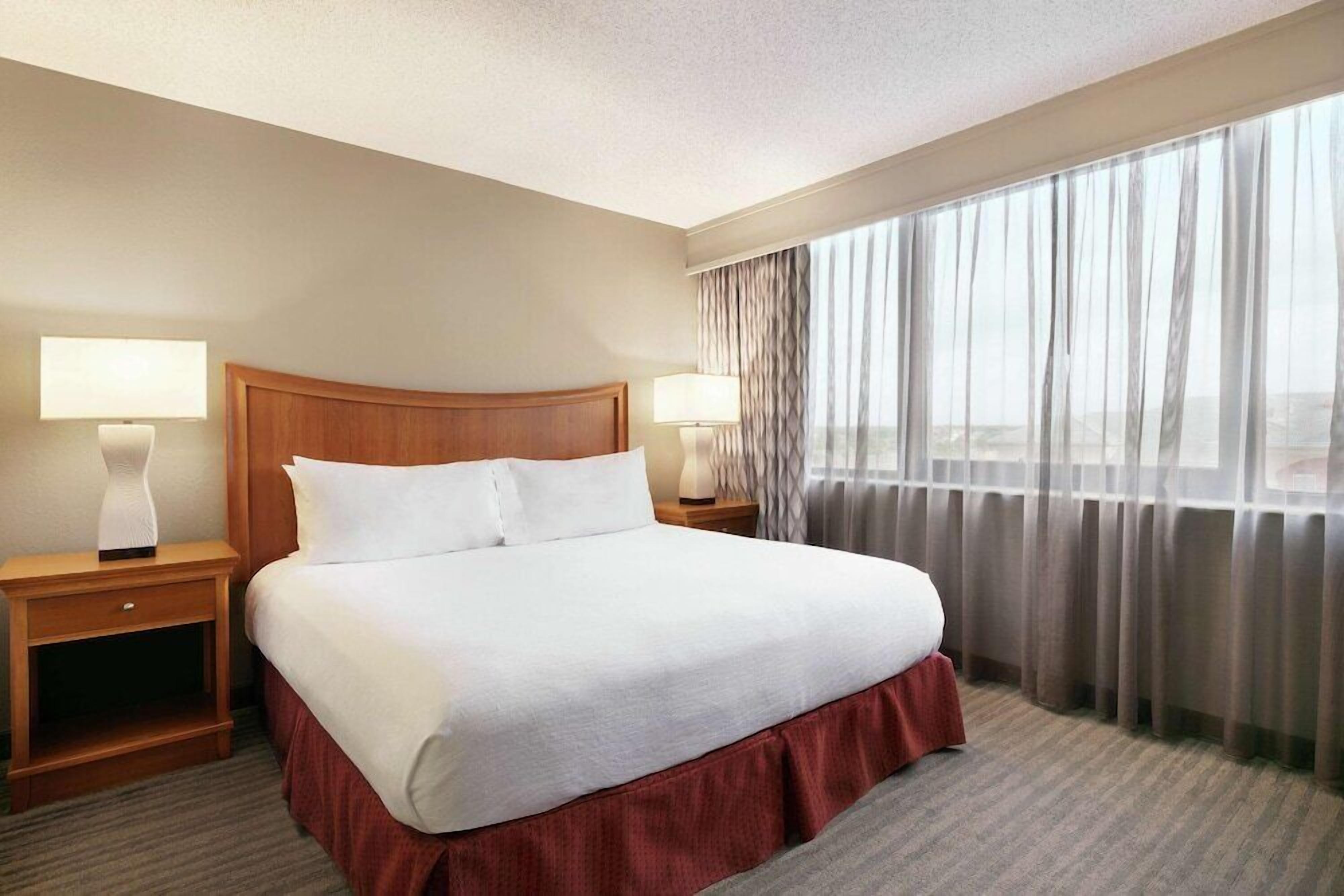 Premium bedding, in-room safe, desk, iron/ironing board