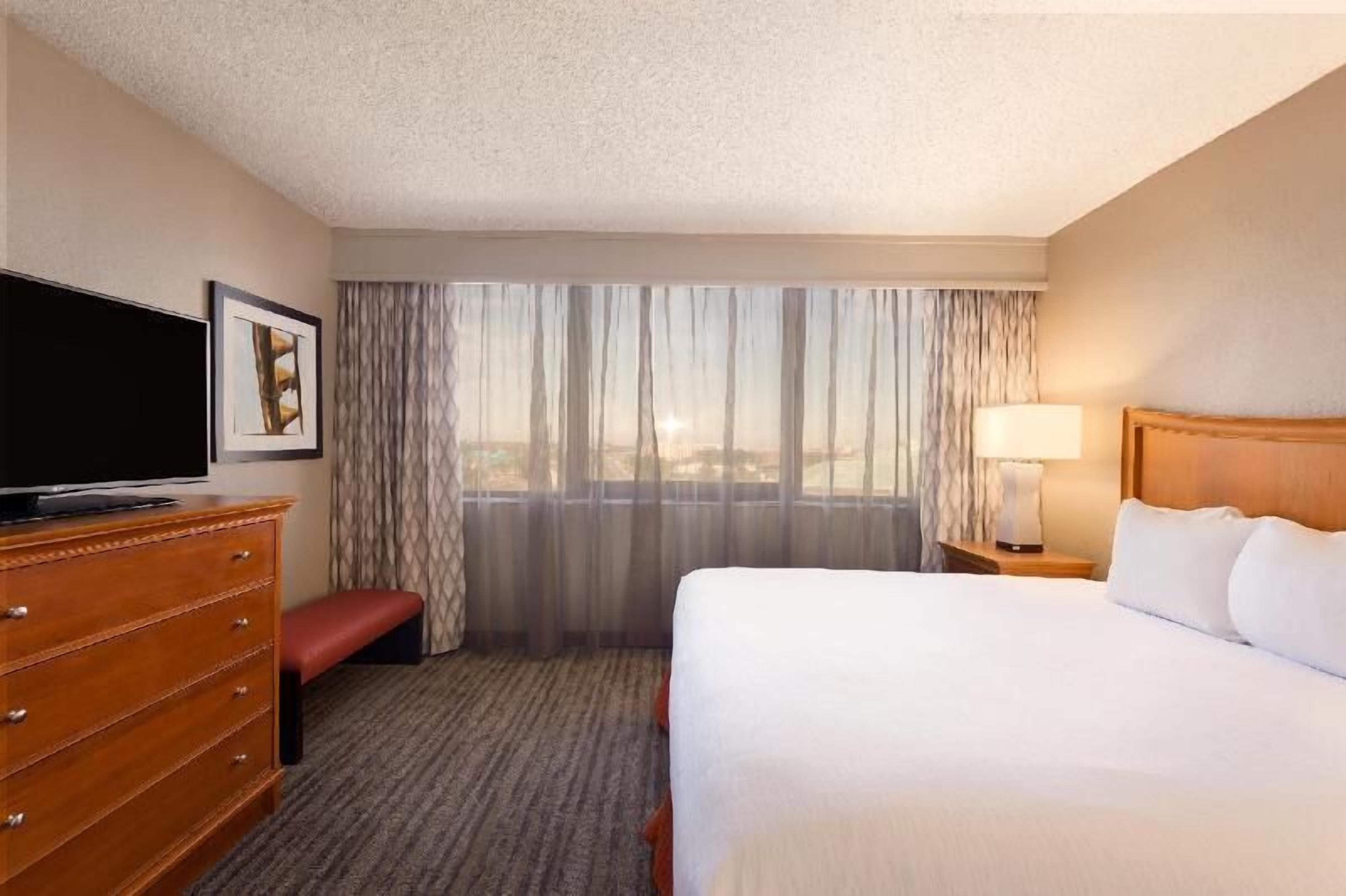 Premium bedding, in-room safe, desk, iron/ironing board
