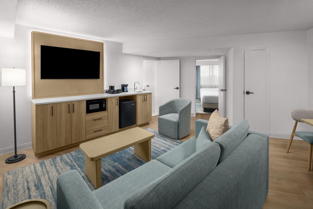 Premium Suite, 2 Queen Beds, Non Smoking | Living area | 27-inch TV with cable channels, pay films