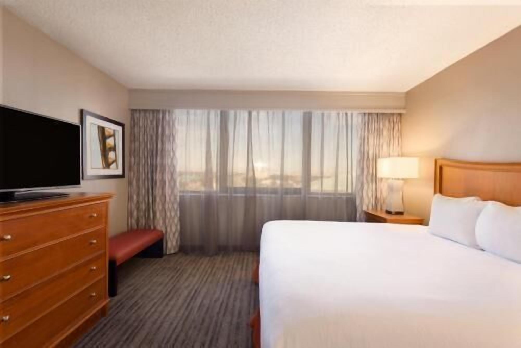 Premium bedding, in-room safe, desk, iron/ironing board