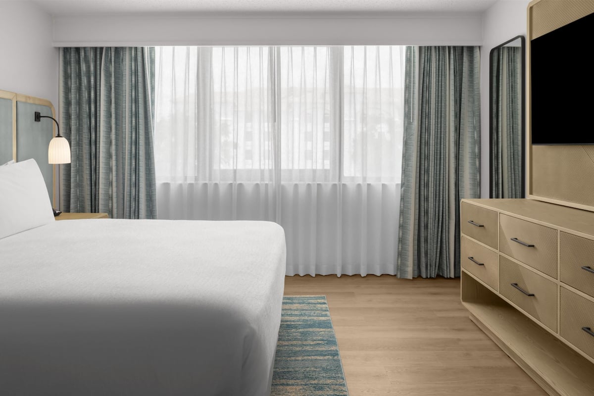Premium bedding, in-room safe, desk, iron/ironing board