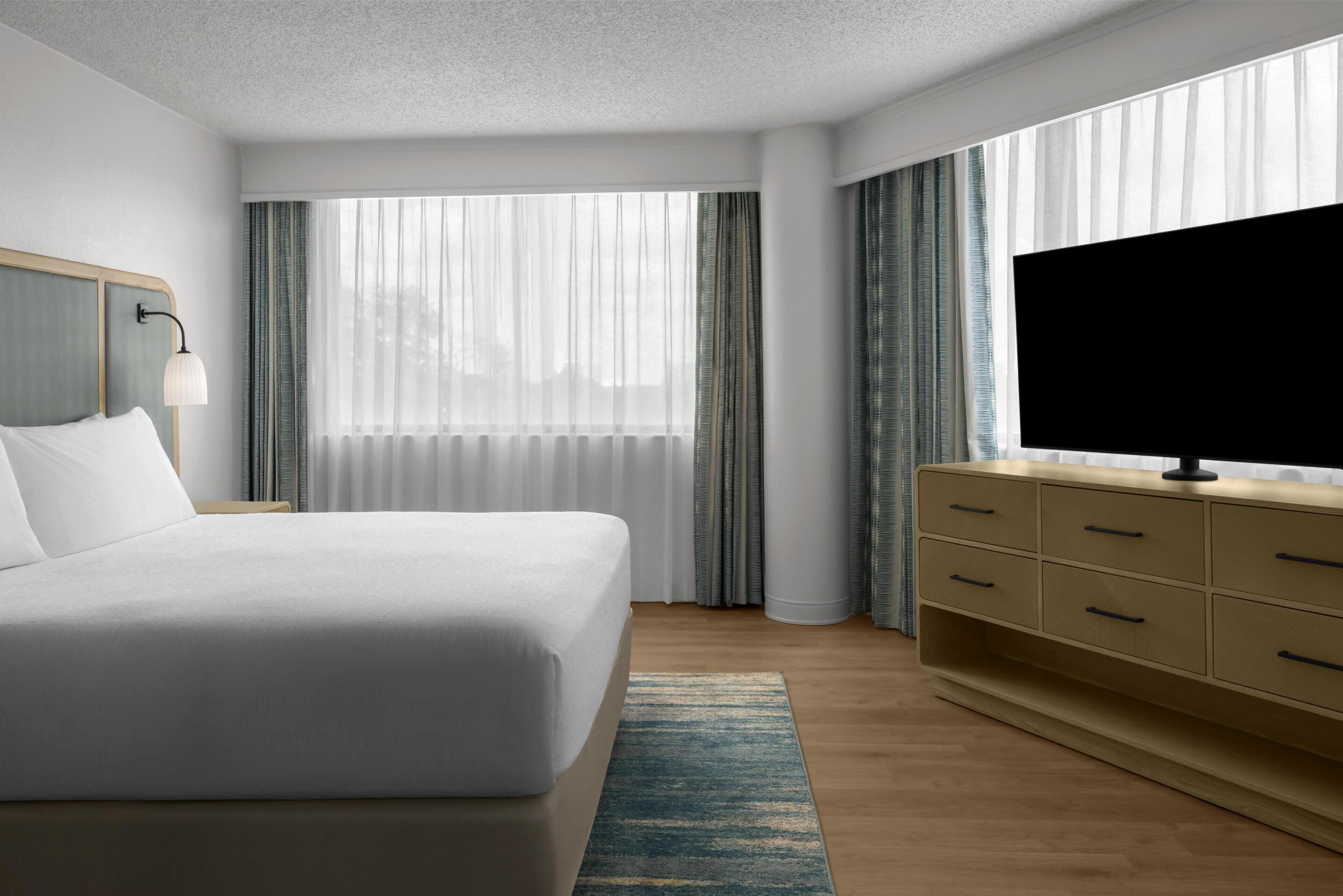 Suite, 1 letto king con divano letto, accessibile ai disabili, vasca da bagno | Biancheria da letto di alta qualità, una cassaforte in camera