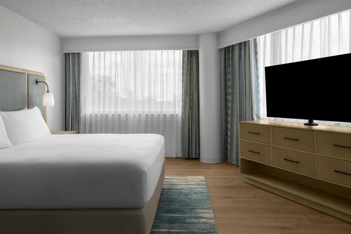 Premium Suite, 1 King Bed, Non Smoking, Corner | Premium bedding, in-room safe, desk, iron/ironing board