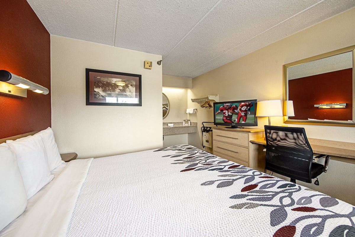 Standard Room, 1 King Bed (Smoke Free)