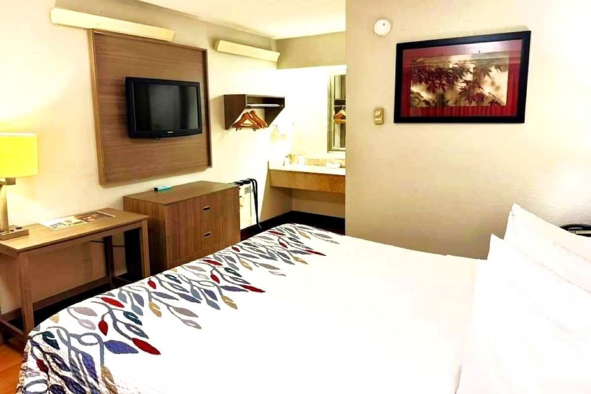 Standard Room, 1 King Bed (Smoke Free) | Premium bedding, desk, laptop workspace, blackout drapes
