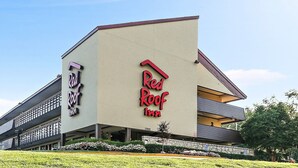 A Red Roof Inn building with a modern architectural design, featuring a prominent red roof sign and a two-story structure. - Red Roof Inn Washington DC - Columbia/ Fort Meade (Jessup)