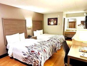 Premium bedding, desk, laptop workspace, blackout curtains - Red Roof Inn Washington DC - Columbia/ Fort Meade (Jessup)