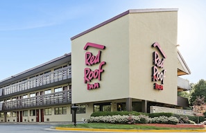 A Red Roof Inn building with a two-story structure and a flat roof. - Red Roof Inn Washington DC - Columbia/ Fort Meade (Jessup)