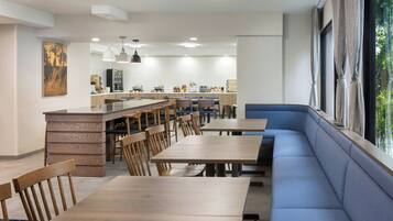 Tägliches inbegriffenes großes Frühstück