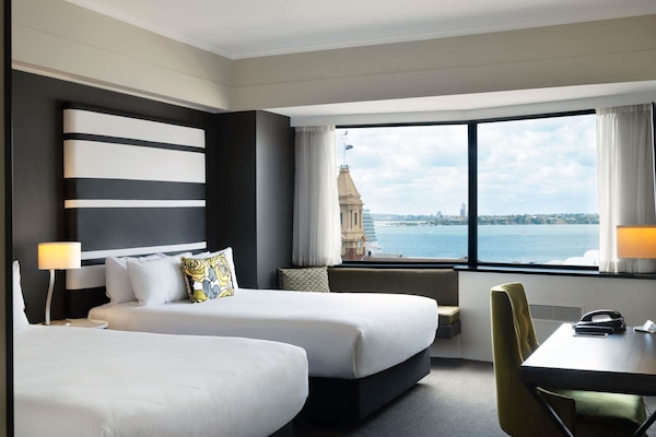 Deluxe Room, 2 Katil Ratu (Queen), Ocean View | Peti besi dalam bilik, meja, ruang kerja komputer riba