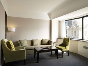 小型套房, 1 张特大床 | 客房内保险箱、办公桌、笔记本电脑工作区、遮光窗帘