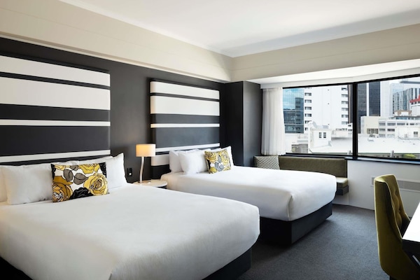 Superior Room, 2 Katil Ratu (Queen) | Peti besi dalam bilik, meja, ruang kerja komputer riba
