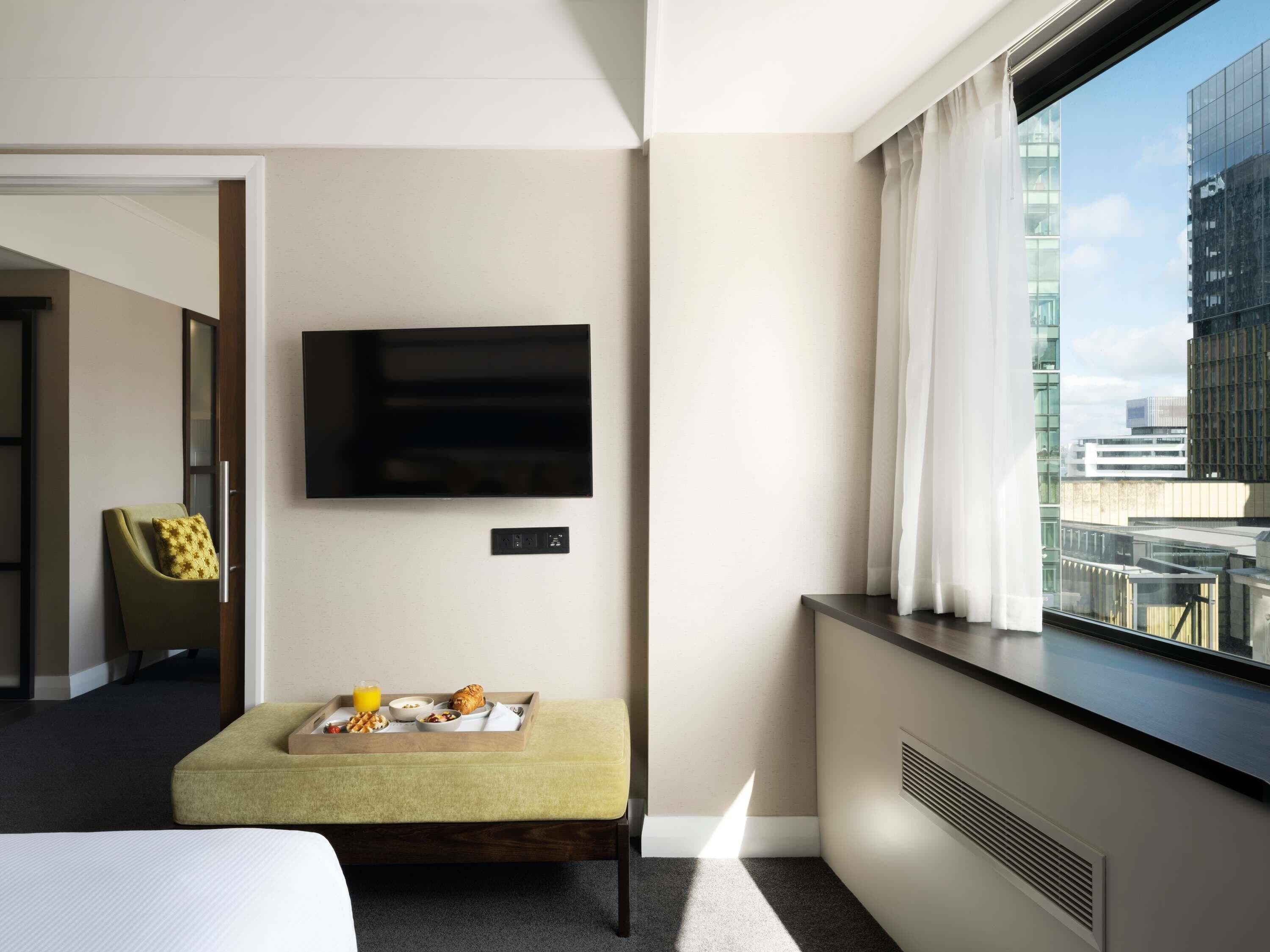 Junior-Suite, 1 King-Bett | Zimmersafe, Schreibtisch, laptopgeeigneter Arbeitsplatz