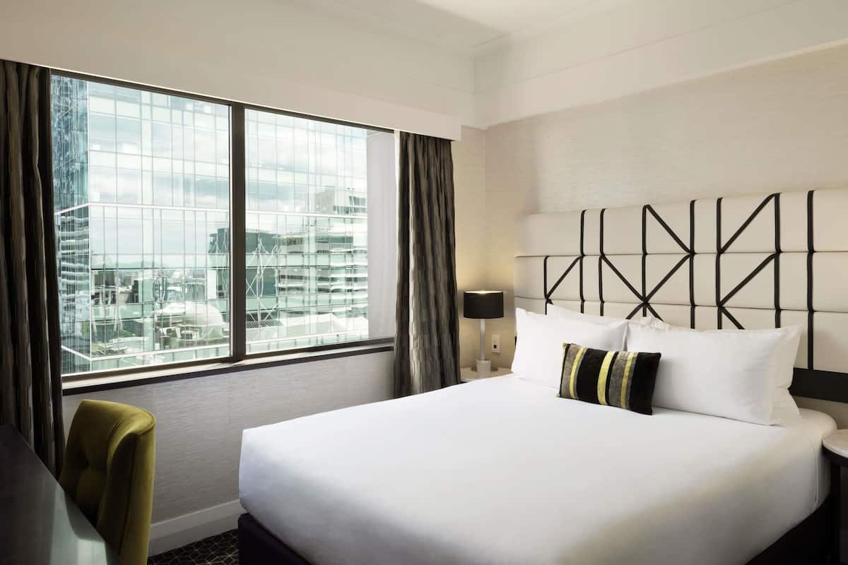 Classic Room, 1 Queen Bed | In-room safe, desk, laptop workspace, blackout drapes