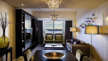 1 habitación, caja de seguridad en la habitación y escritorio