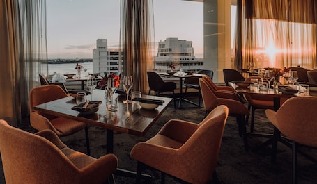 Restaurant. Mövenpick Hotel Auckland