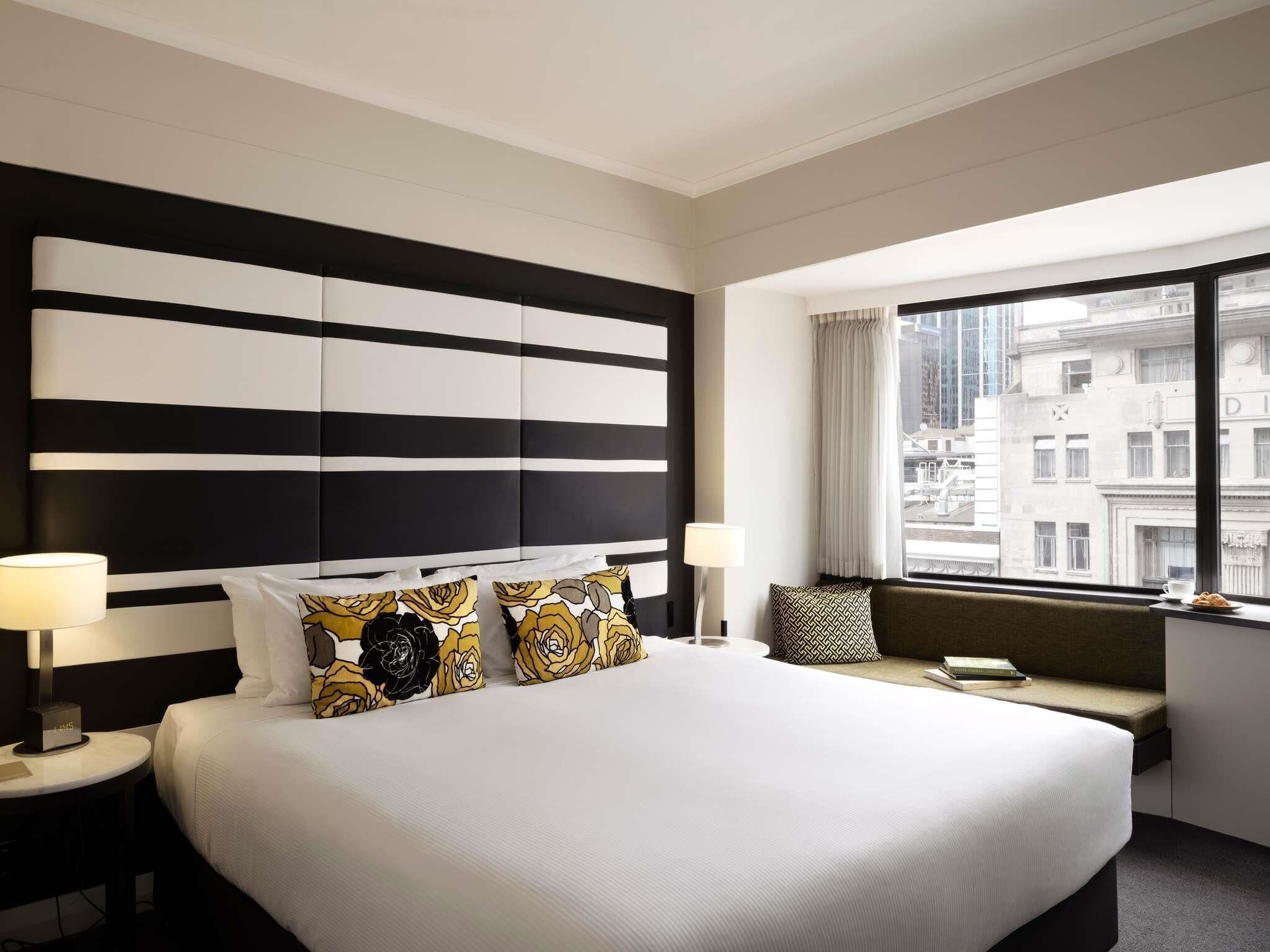 Superior kamer, 1 kingsize bed | Een kluis op de kamer, een bureau, een laptopwerkplek