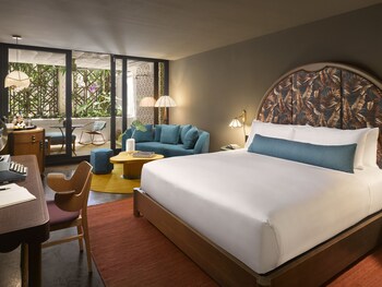 Egyptian cotton sheets, premium bedding, pillowtop beds at Mayfair House Hotel & Garden