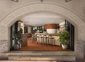 供应晚餐和早午餐