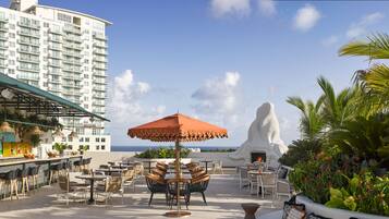 Bar en bord de piscine