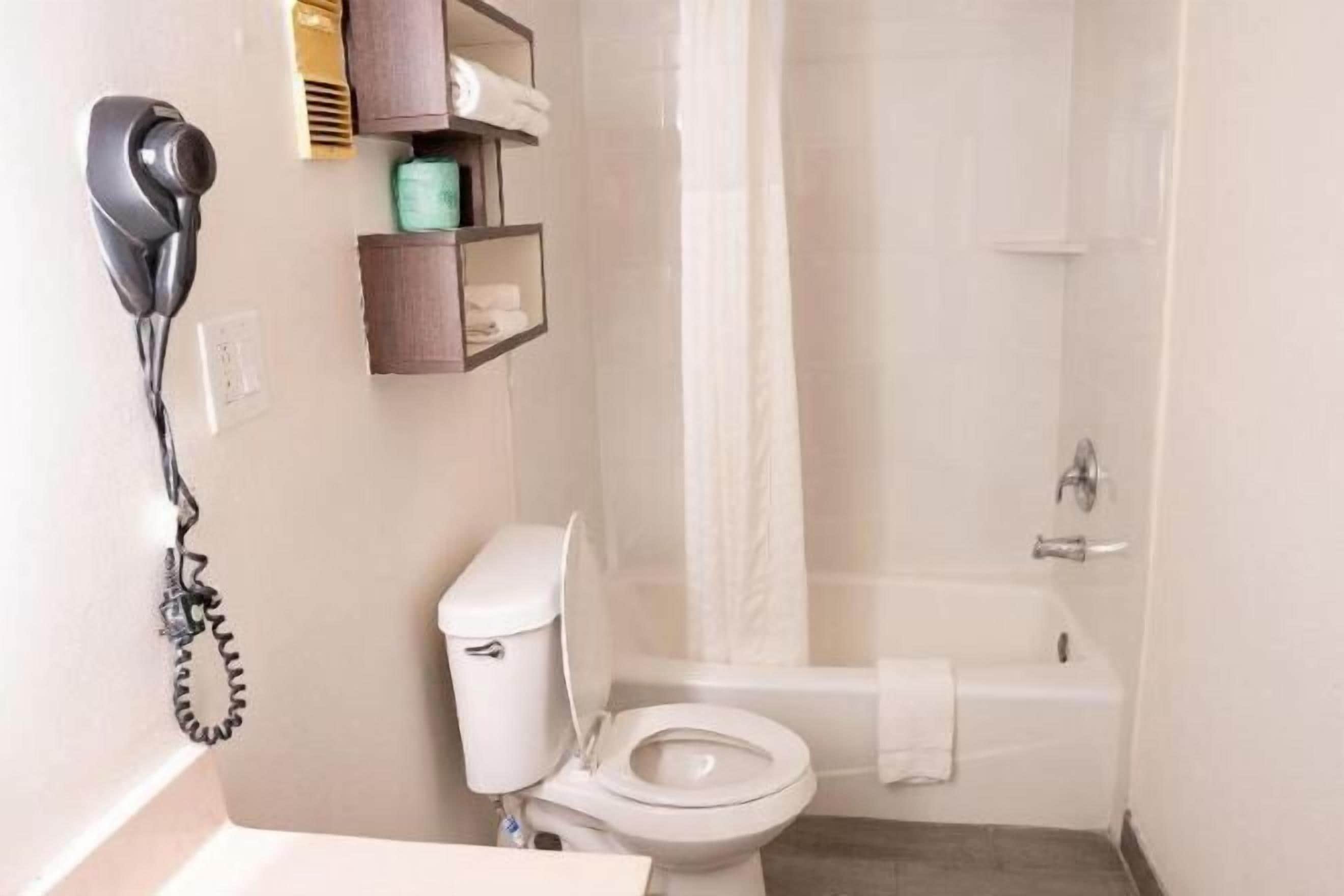 Bathroom | Combined shower/bathtub, free toiletries, hair dryer, towels