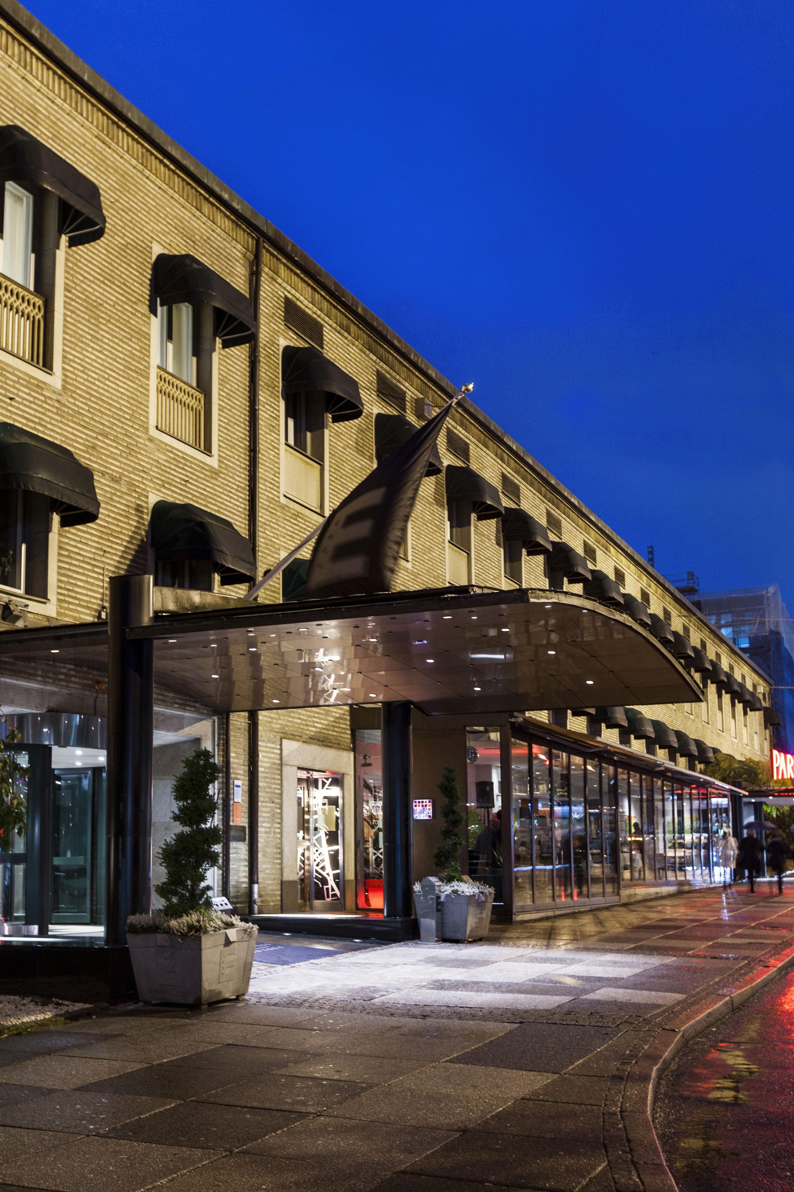 住宿正面 - 傍晚/夜晚