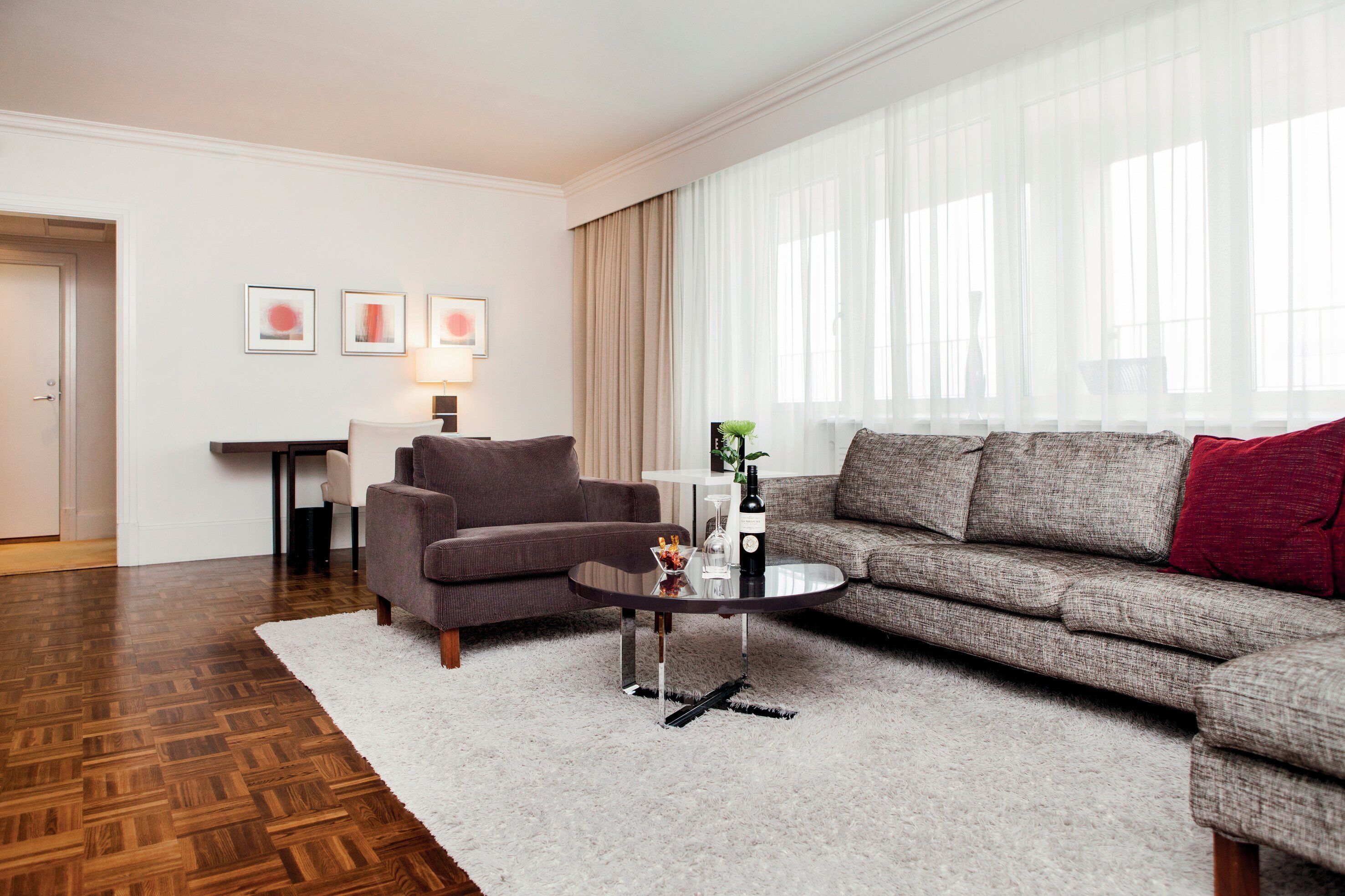 Minibar, caja de seguridad en la habitación y escritorio 