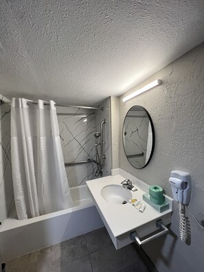 Combined shower/bathtub, free toiletries, hair dryer, towels