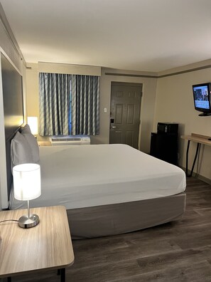 Room, 1 King Bed, Non Smoking | Premium bedding, desk, laptop workspace, blackout curtains - Sulphur Extended Stay (Sulphur)