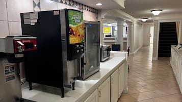 朝食 (コンチネンタル ブレックファスト)、毎日提供 (無料)