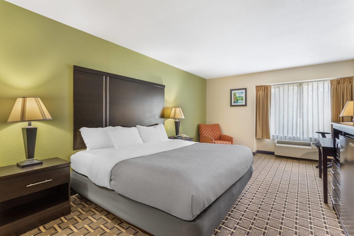 Desk, iron/ironing board, rollaway beds, free WiFi